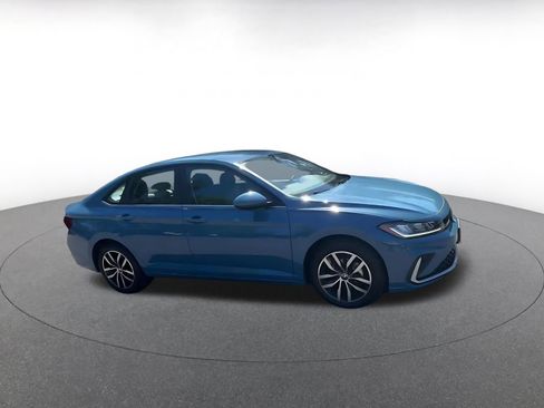 Used 2025 Volkswagen Jetta SE FWD image 2