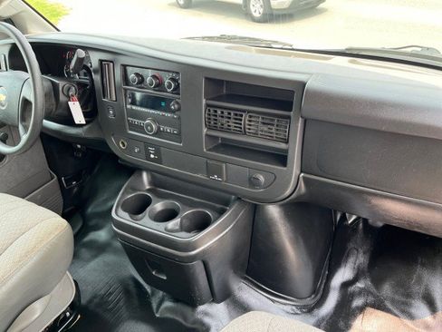 Used 2018 Chevrolet Express 3500 w/ Driver Convenience Package RWD image 23