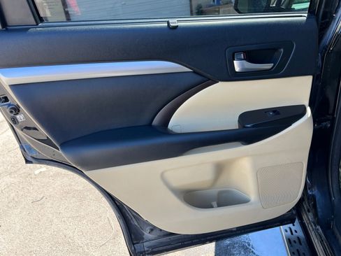 Used 2018 Toyota Highlander XLE AWD/4WD image 28