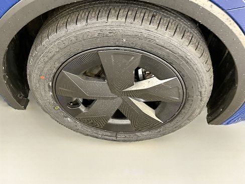 Used 2025 Toyota Prius LE FWD image 11