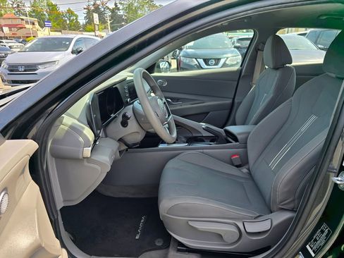 Used 2022 Hyundai Elantra SEL FWD image 18