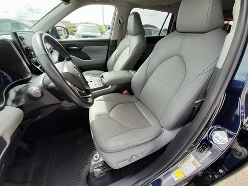 Used 2021 Toyota Highlander XLE AWD/4WD image 39