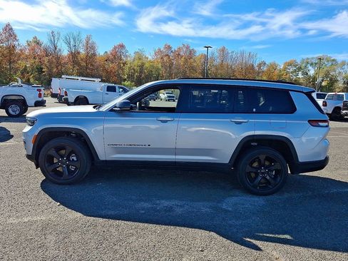 Used 2023 Jeep Grand Cherokee L Laredo AWD/4WD image 7