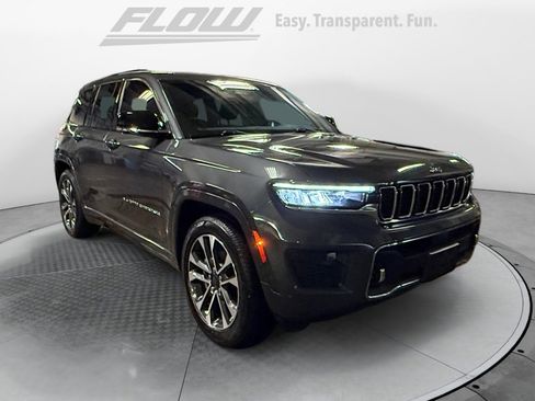 Used 2022 Jeep Grand Cherokee Overland w/ Luxury Tech Group IV AWD/4WD image 1