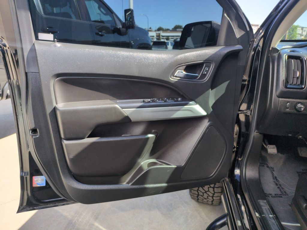 Used 2021 Chevrolet Colorado ZR2 w/ ZR2 Midnight Special Edition AWD/4WD image 10
