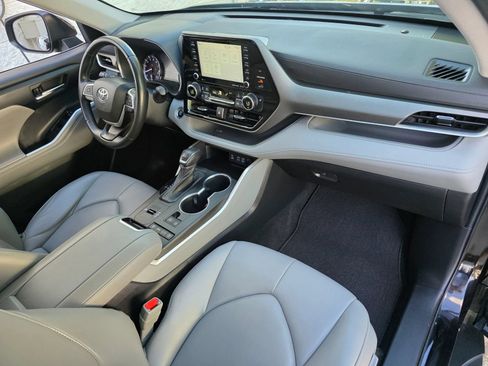 Used 2022 Toyota Highlander XLE FWD image 29