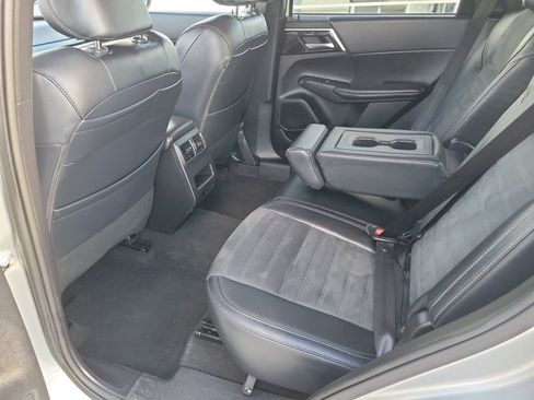 Used 2024 Mitsubishi Outlander SE Black Edition image 15