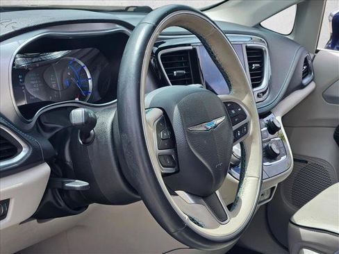 Used 2018 Chrysler Pacifica Limited w/ Advanced Safetytec Group FWD image 6