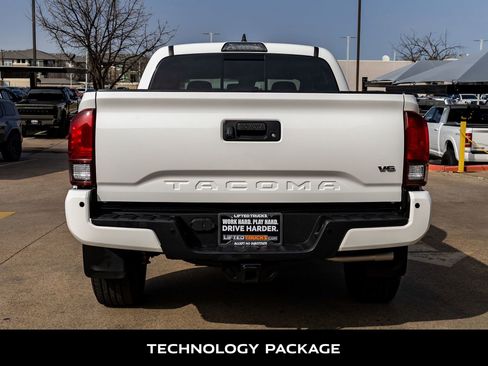 Used 2018 Toyota Tacoma TRD Off-Road w/ Technology Package image 7