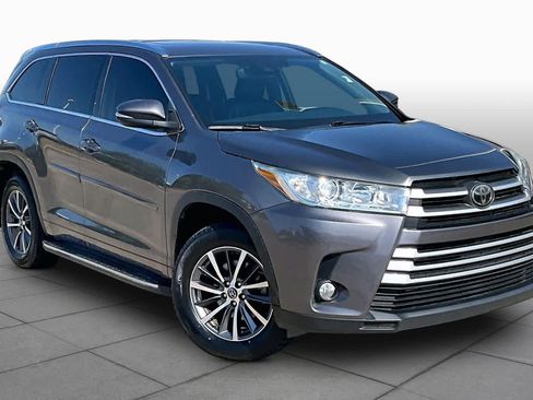 Used 2018 Toyota Highlander XLE AWD/4WD image 3