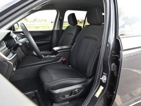 Used 2024 Jeep Grand Cherokee Laredo AWD/4WD image 19