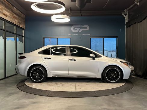 Used 2020 Toyota Corolla SE image 2