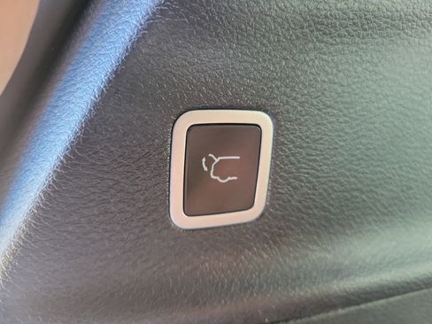 Used 2024 Chrysler Pacifica Limited w/ S Appearance Package FWD image 8