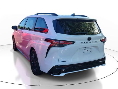 Used 2026 Toyota Sienna XSE image 4