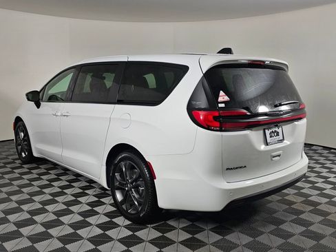 New 2026 Chrysler Pacifica Select image 6