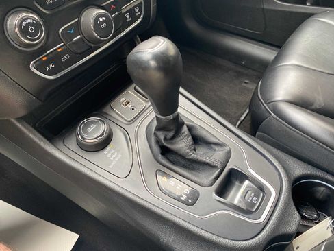 Used 2019 Jeep Cherokee Latitude Plus AWD/4WD image 26