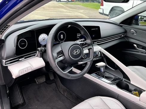 Used 2025 Hyundai Elantra Limited FWD image 10