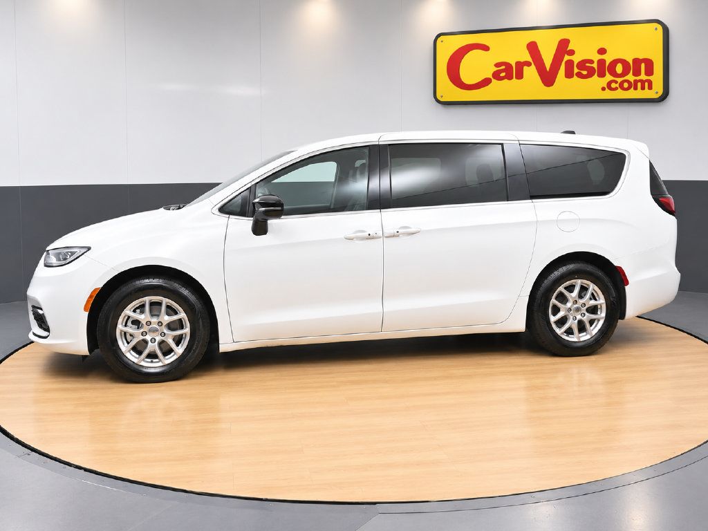 Used 2025 Chrysler Pacifica Select FWD image 3