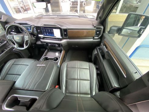 Used 2024 Chevrolet Silverado 2500 High Country w/ Technology Package AWD/4WD image 4