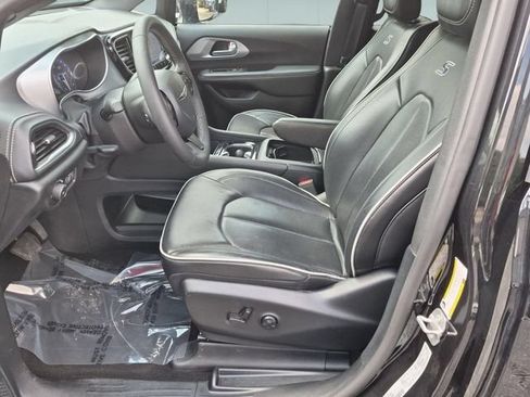 Certified 2025 Chrysler Pacifica Limited FWD image 12