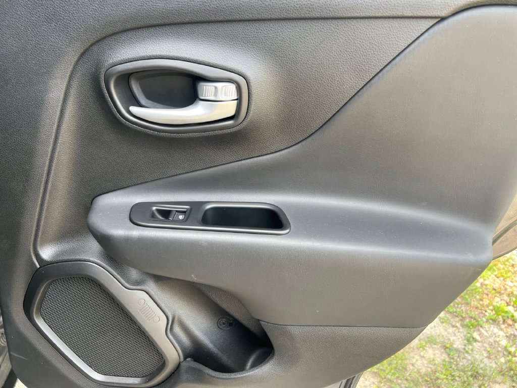 Used 2023 Jeep Renegade Latitude AWD/4WD image 41