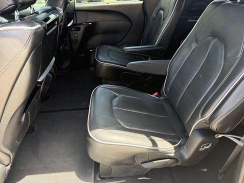 Used 2018 Chrysler Pacifica Limited w/ Advanced Safetytec Group FWD image 15