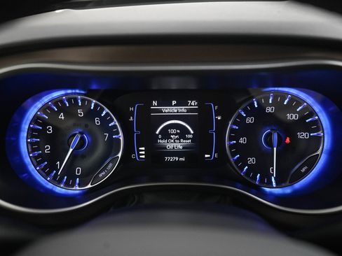 Used 2018 Chrysler Pacifica Touring-L FWD image 26
