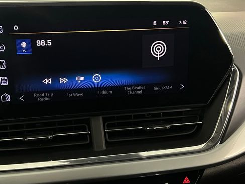 Used 2025 Chevrolet Trax LT w/ LT Convenience Package image 18