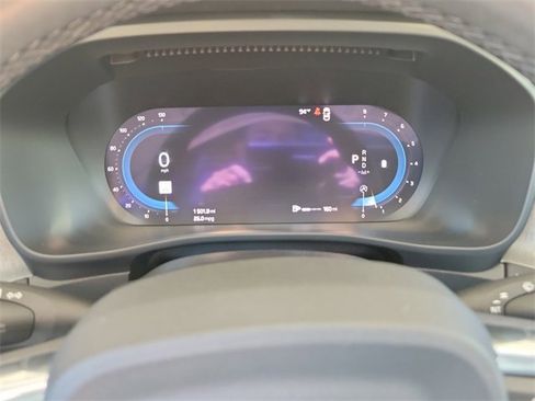 Used 2023 Volvo XC40 B5 Plus image 29