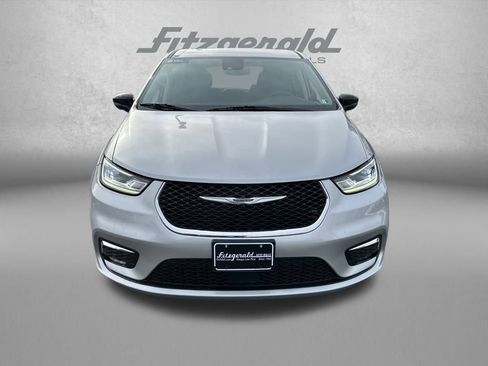 Used 2024 Chrysler Pacifica Touring-L image 2