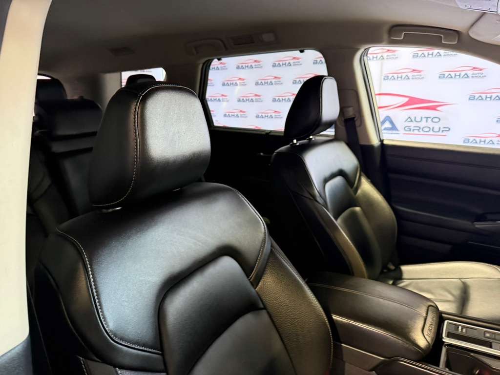 Used 2025 Nissan Pathfinder SL FWD image 44