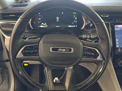 Used 2022 Jeep Grand Cherokee Overland w/ Advanced Protech Group III AWD/4WD image 8