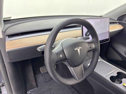 Used 2021 Tesla Model Y Long Range image 14