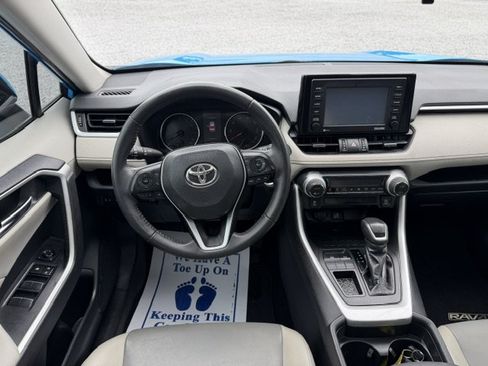 Used 2020 Toyota RAV4 XLE Premium FWD image 10