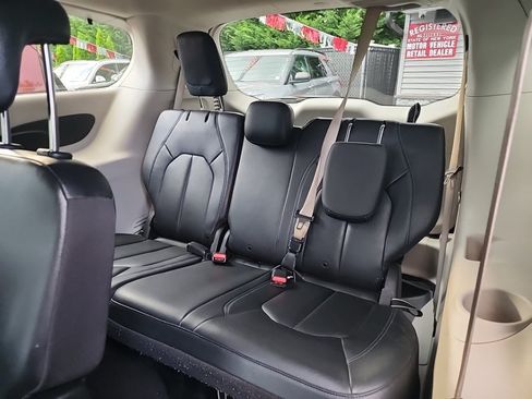 Used 2021 Chrysler Pacifica Touring-L FWD image 30