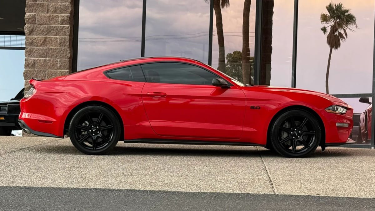Used 2018 Ford Mustang GT w/ Black Accent Pkg RWD image 15
