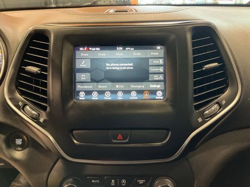 Used 2019 Jeep Cherokee Latitude Plus w/ Comfort/Convenience Group image 20