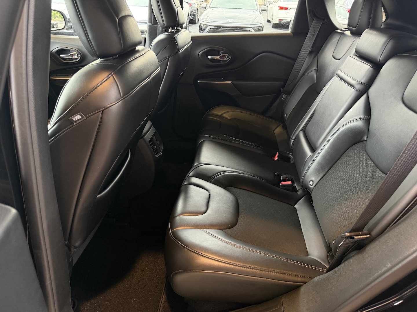 Used 2019 Jeep Cherokee Latitude Plus FWD image 29