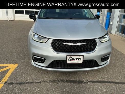 Used 2024 Chrysler Pacifica Touring-L FWD image 3