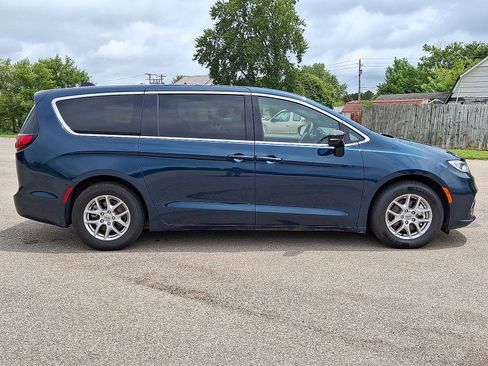 Used 2025 Chrysler Pacifica Select FWD image 26