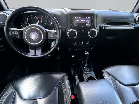 Used 2018 Jeep Wrangler Unlimited Rubicon w/ Connectivity Group AWD/4WD image 16