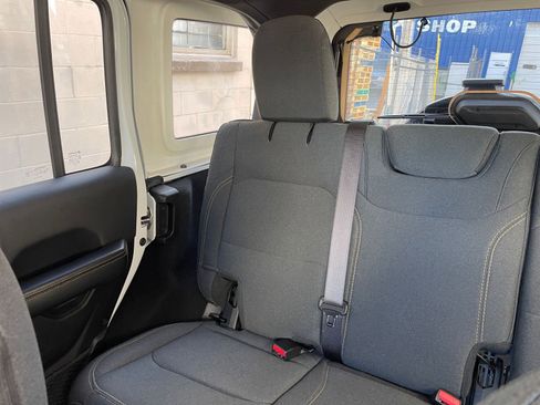 Used 2025 Jeep Wrangler Sahara image 38