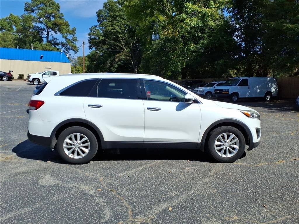 Used 2017 Kia Sorento FWD w/ LX Convenience Package image 2