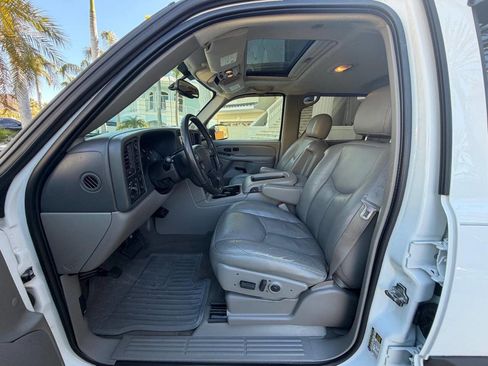 Used 2005 Chevrolet Avalanche 2500 w/ Preferred Equipment Group image 16