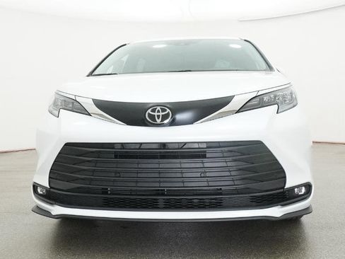 New 2026 Toyota Sienna XLE FWD image 44