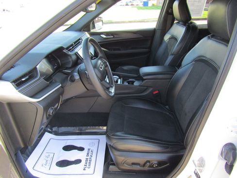 Used 2023 Jeep Grand Cherokee L Laredo AWD/4WD image 13