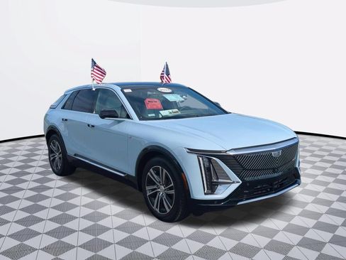 Certified 2024 Cadillac Lyriq Luxury AWD/4WD image 2