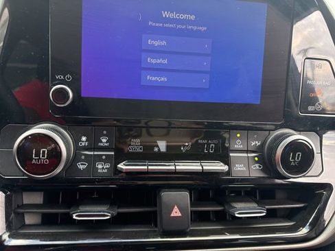 Used 2023 Toyota Highlander LE AWD/4WD image 16