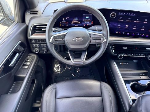 Used 2025 Chevrolet Suburban Z71 image 22