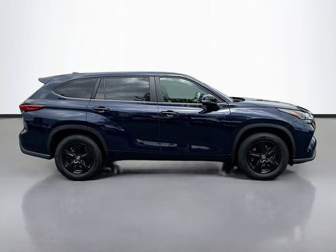 Used 2023 Toyota Highlander LE FWD image 4